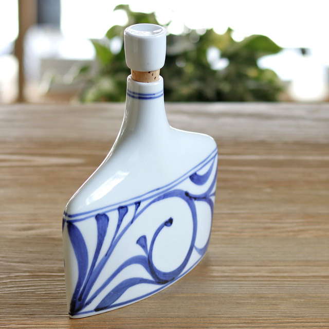 和食器・砥部焼　梅山窯のワインボトル(中)