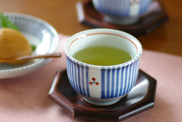 【砥部焼 梅山窯】とくさみつ紋の湯呑(小)○