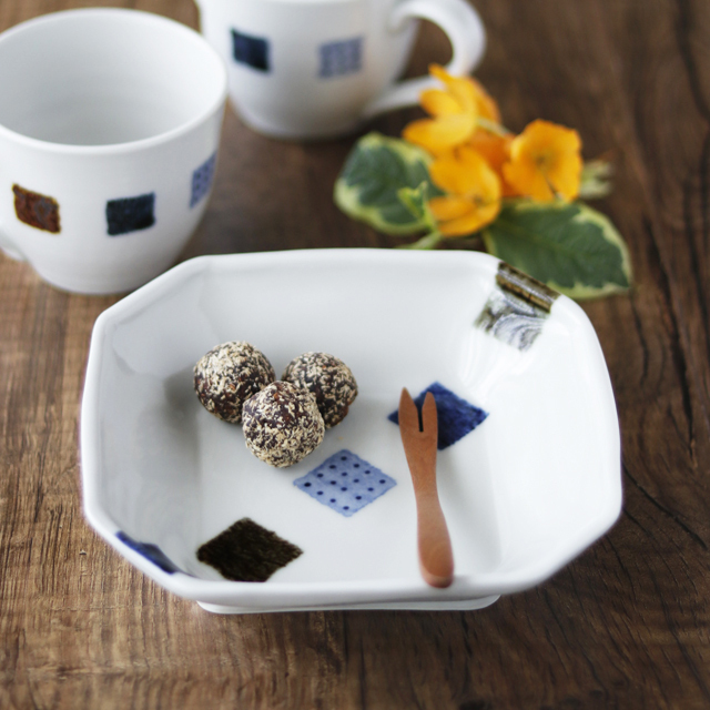 【砥部焼 イロリ工房】しかく紋の隅切角鉢(5寸)