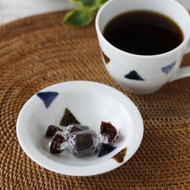 【砥部焼 イロリ工房】さんかく紋のリム小皿(3.5寸)