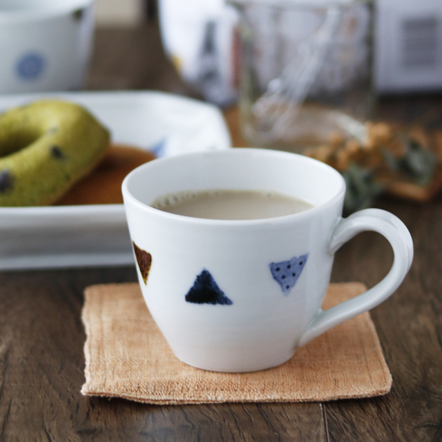 【砥部焼 イロリ工房】さんかく紋の丸型マグカップ