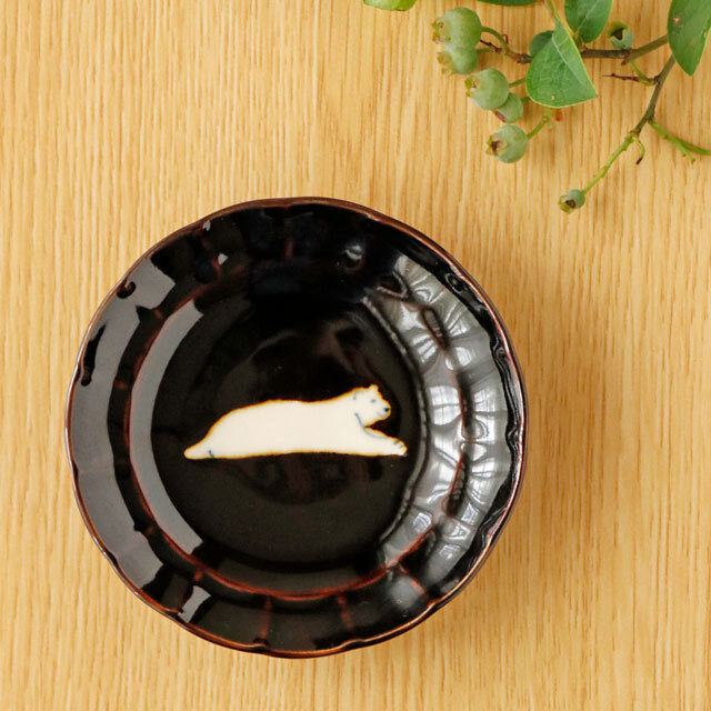 【砥部焼 イロリ工房】シロクマの輪花小皿(3.5寸)
