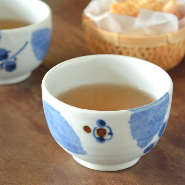和食器・砥部焼　ブルー木の葉の湯呑