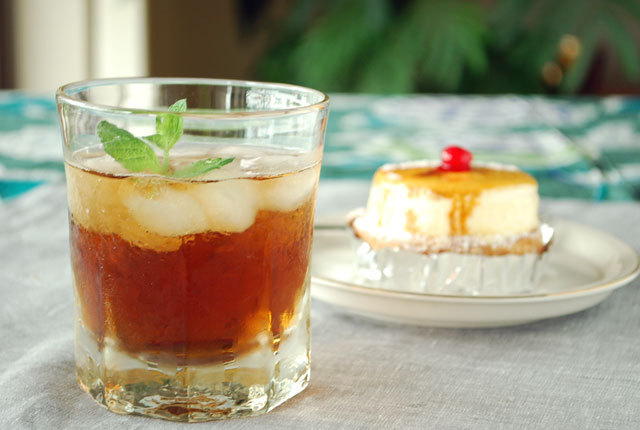 吹きガラス　村上恭一　九角ロックグラスにアイスティーを