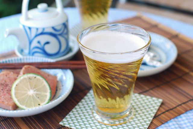 吹きガラス　村上恭一　台付タンブラーにビールを