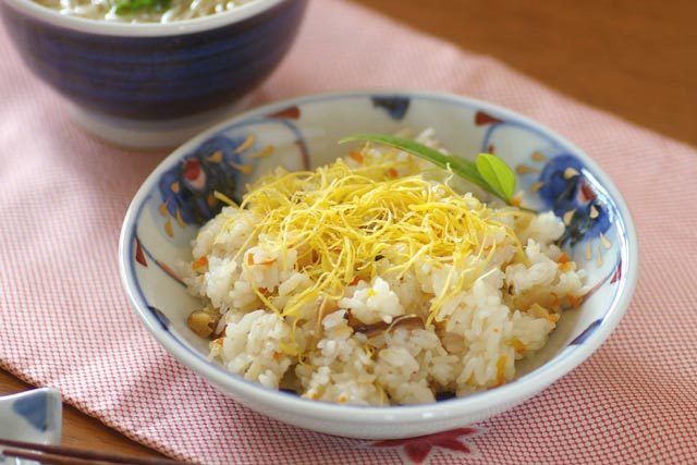 【砥部焼 西岡工房】蝶花柄の深皿