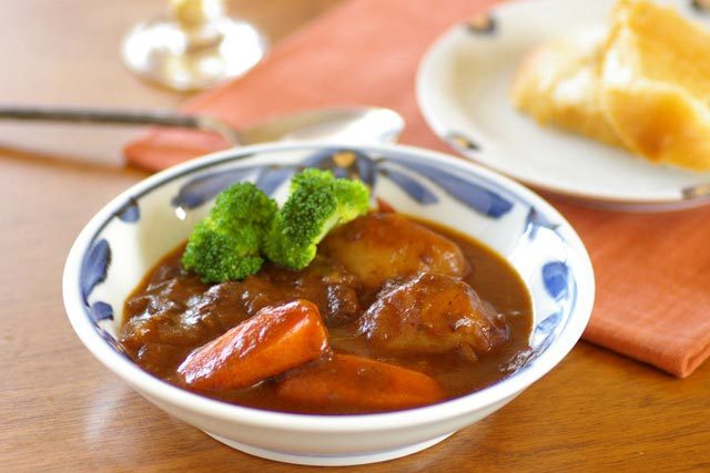 【砥部焼 西岡工房】浮草柄の深皿