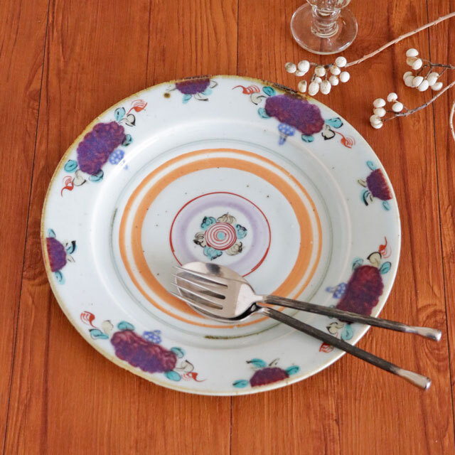 【砥部焼　中田窯】色絵ケイトウのリム付皿(8寸)