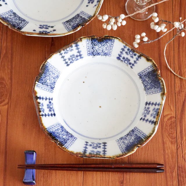 【砥部焼　中田窯】染付紋のリム付輪花皿(7寸)