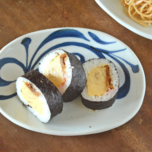 和食器・砥部焼　唐草文の楕円たたき皿