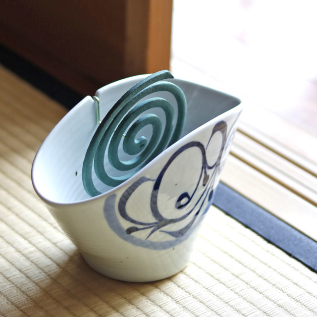 砥部焼の和食器 岡田陶房の蚊取り線香立て 【砥部工房 からくさ】