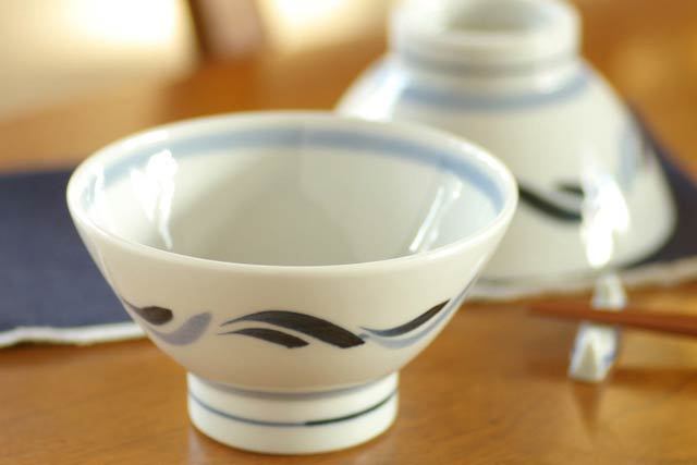 【砥部焼 岡田陶房】青波文の茶碗(大)