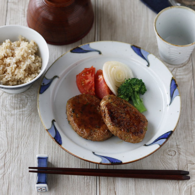 【砥部焼 皐月窯】ねじり文のリム付皿(7寸)