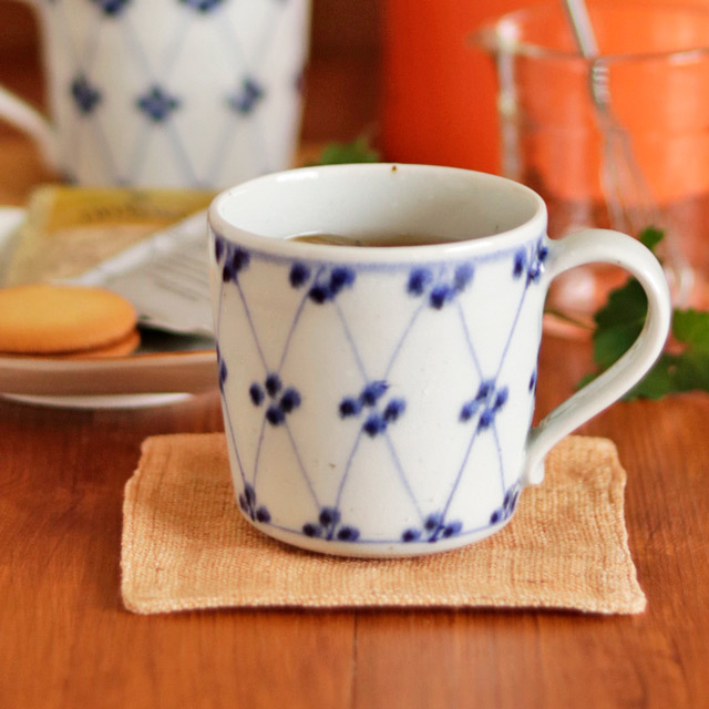 【砥部焼 皐月窯】梅文のマグカップ