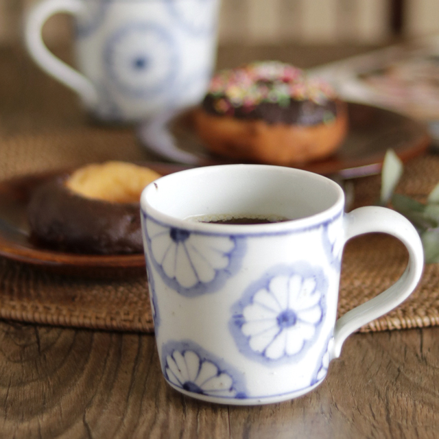 【砥部焼 皐月窯】菊文のマグカップ