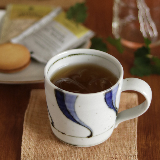 【砥部焼 皐月窯】ねじり文のマグカップ