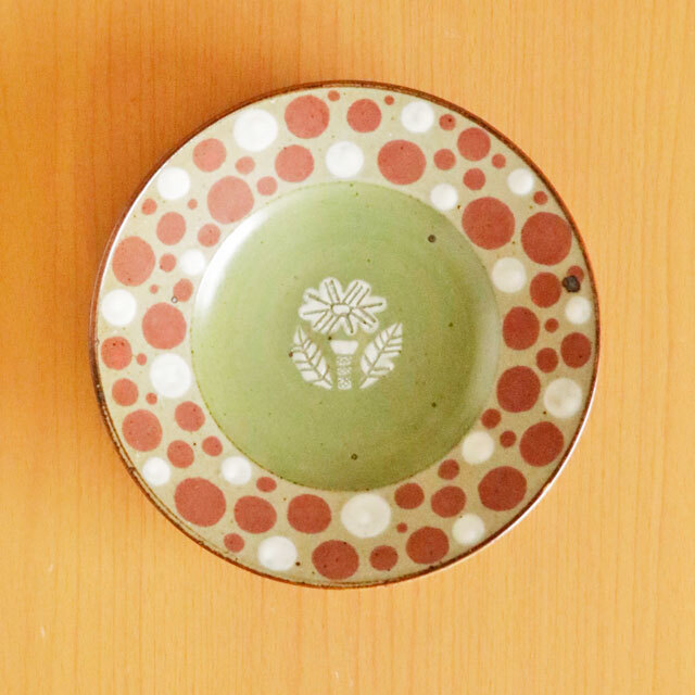 【砥部焼 皐月窯】水玉花の縁付皿(5.5寸)