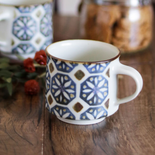 【砥部焼 皐月窯】八角花つなぎの角マグカップ