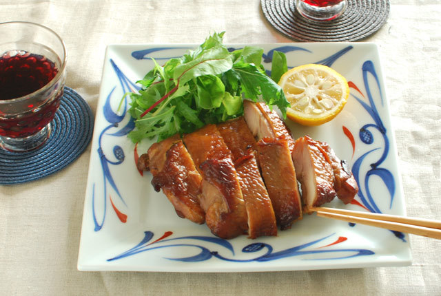 和食器・砥部焼　青赤からくさの角プレート
