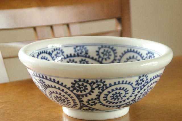 【砥部焼 千山窯】蛸唐草の玉ぶち鉢(8寸)