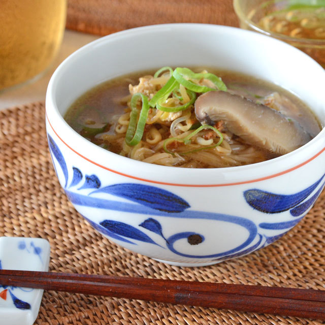 和食器・砥部焼　赤線唐草の丸碗