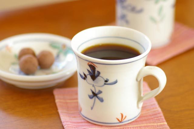 【砥部焼 陶房遊】花ちらしの反マグカップ