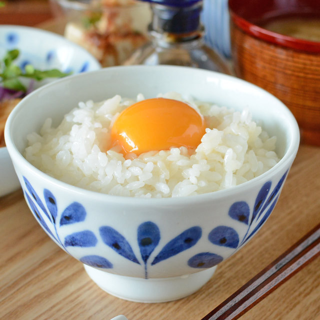 【砥部焼 陶房遊】ブルーリーフの茶碗(大) 白磁タイプ