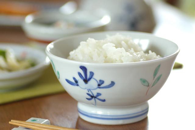 【砥部焼 陶房遊】花ちらしの茶碗(大)