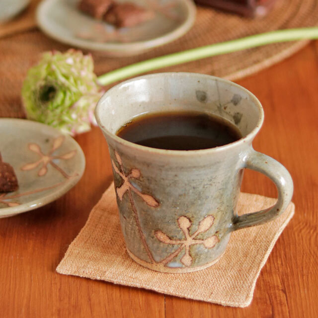【砥部焼　陶工房 Sato】草花文のマグカップ