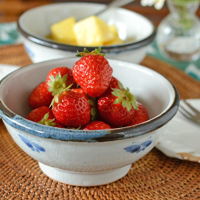 和食器・砥部焼　蝶文の古砥部玉ぶち鉢(4寸)