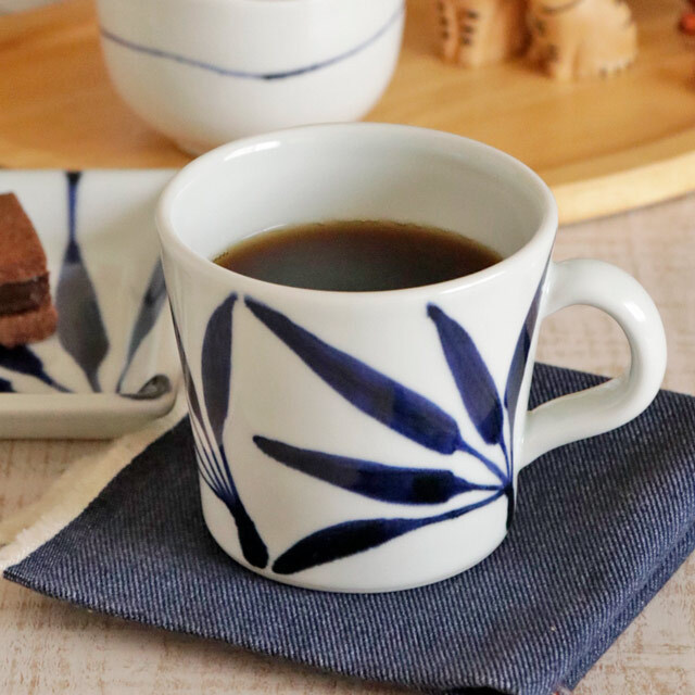 【砥部焼 雲石窯】草文のマグカップ