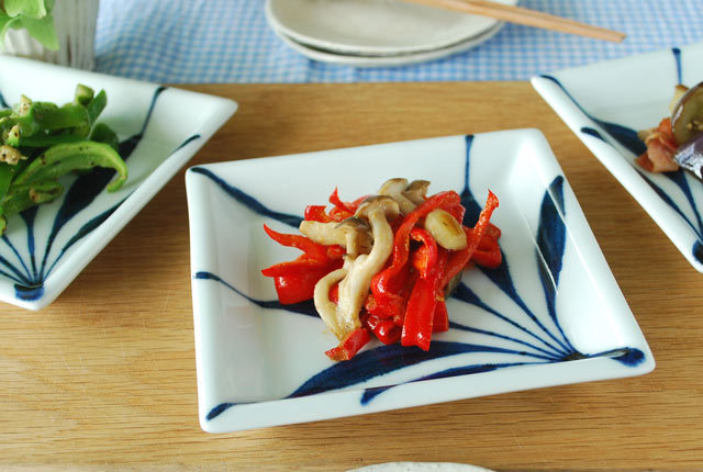 【伊予砥部焼　伊予節皿　１２枚　白石竹石堂】 砥部焼 千山窯 4寸縁付き小皿（十草）【和食器通販e-tobeyaki.com】