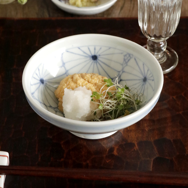 【砥部焼 山中窯】菊文の広鉢(4.5寸)