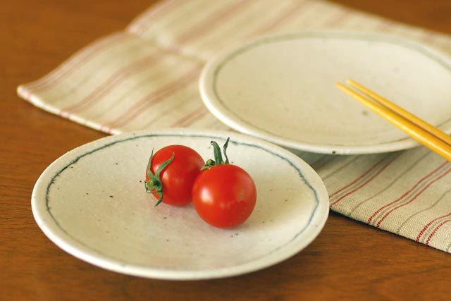 砥部焼・山中窯　らいんの小皿（4寸）にトマトを