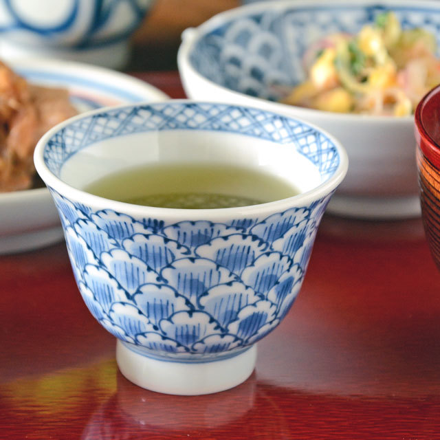 和食器・砥部焼　花弁の反湯呑