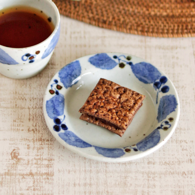 【砥部焼 森陶房】ブルー木の葉のリム付皿(4寸)