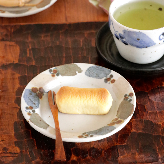 【砥部焼 森陶房】木の葉のリム付皿(4寸)