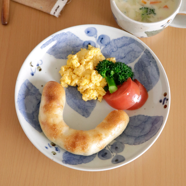 【砥部焼 森陶房】ブルー木の葉の丸皿(7寸)