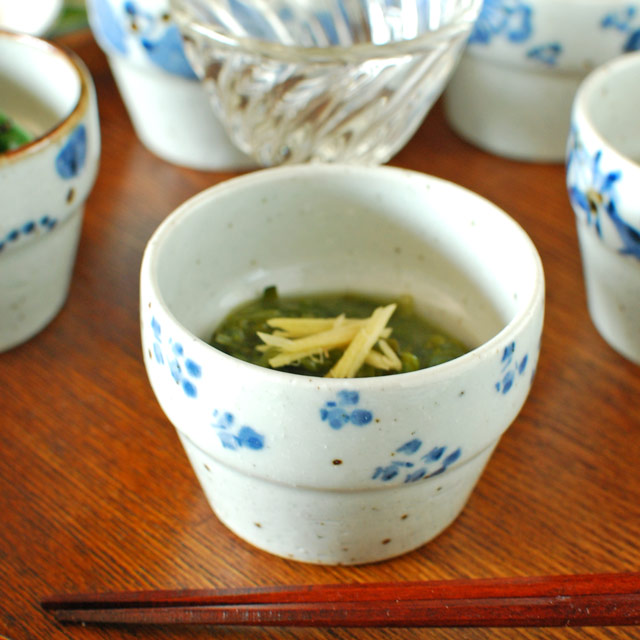 和食器・砥部焼　小花の段付カップ