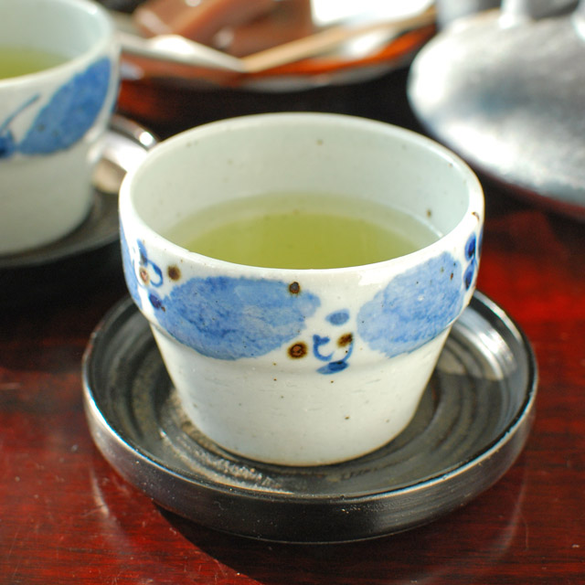 和食器・砥部焼　ブルー木の葉の段付カップ