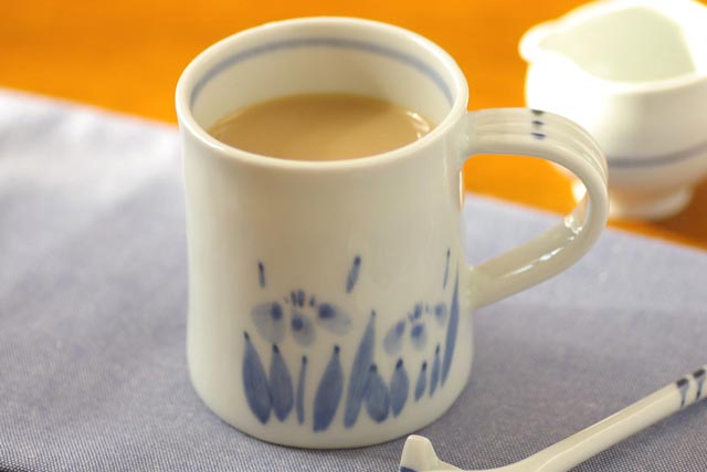 【砥部焼 森陶房】あやめのマグカップ