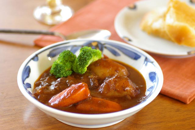 【砥部焼 西岡工房】浮草柄の深皿