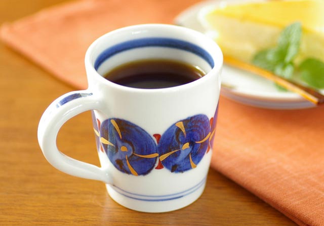 【砥部焼 西岡工房】ごすまる柄のマグカップ
