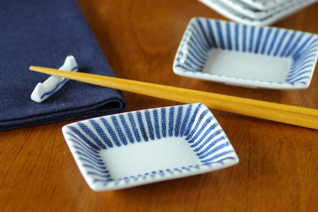 和食器・砥部焼　とくさ柄の布目角皿