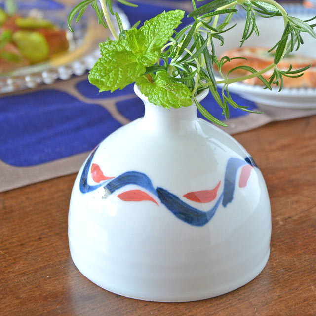 和食器・砥部焼　赤波文の一輪挿し