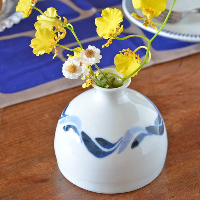 砥部焼の和食器 岡田陶房の花器 【砥部工房 からくさ】