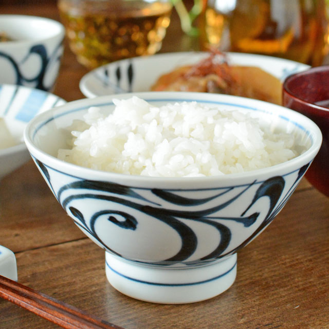 和食器・砥部焼　唐草文の茶碗(大)