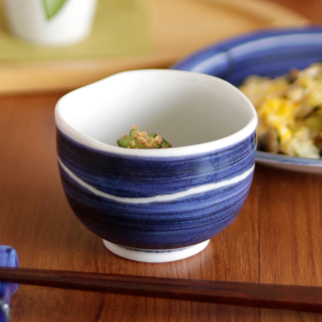 【砥部焼 向井窯】青いくねくねカップ