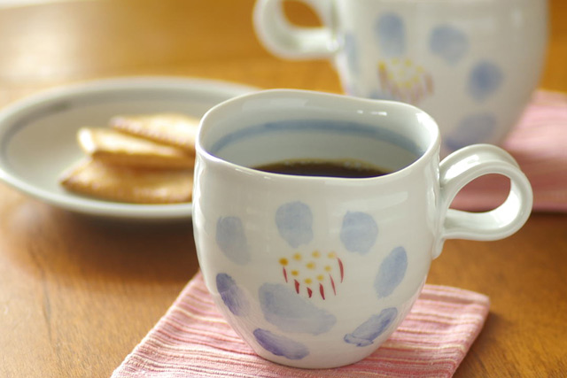 和食器・砥部焼　花文くねくねマグ