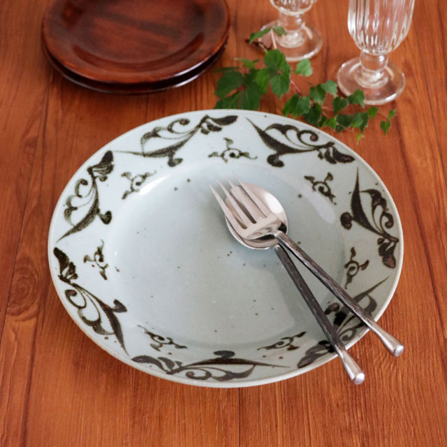 【砥部焼 皐月窯】ペルシャ紋のリム付皿(7寸)